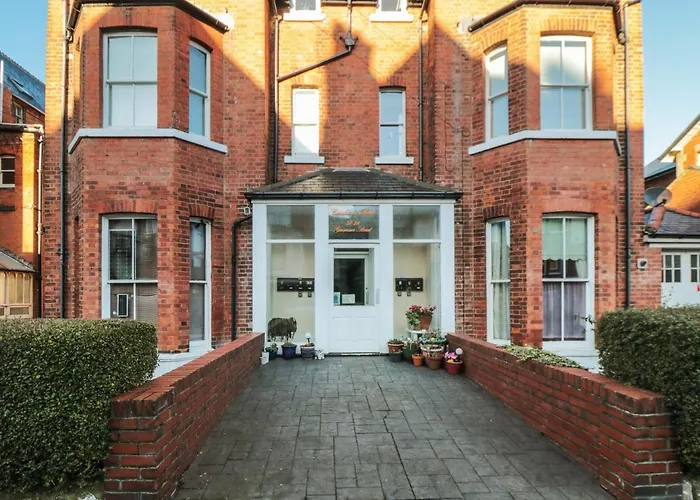 Carisbrooke House, Apartment 6