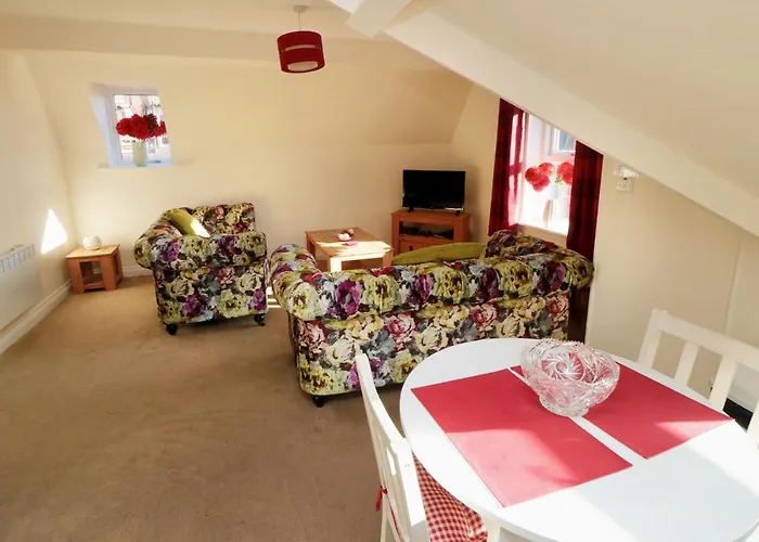 Carisbrooke House, Apartment 6