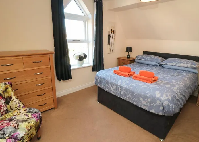 Carisbrooke House, Apartment 6